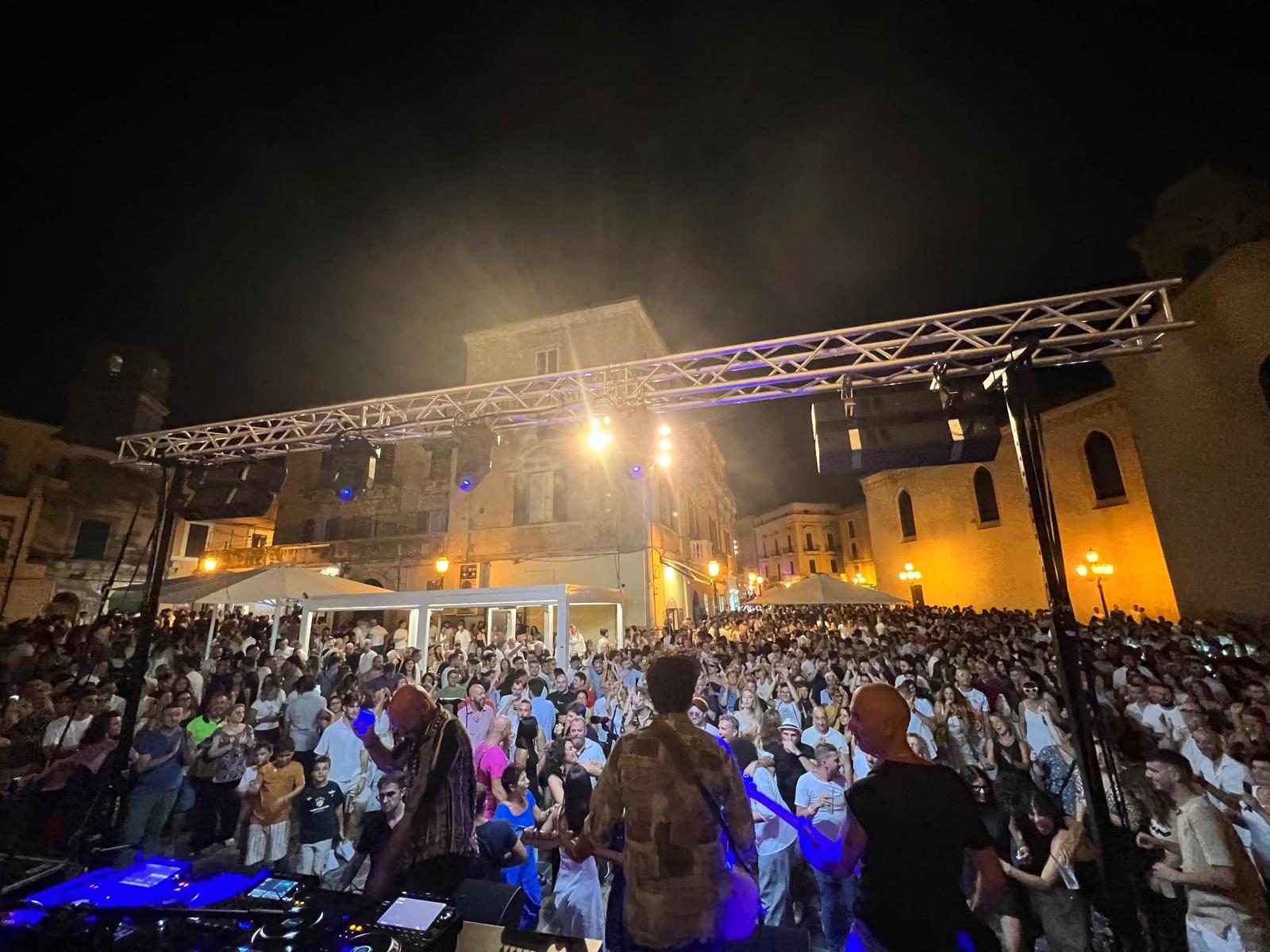 Notte Bianca — Vasto (CH): allestimento audio, luci e palco di Magic Stunts