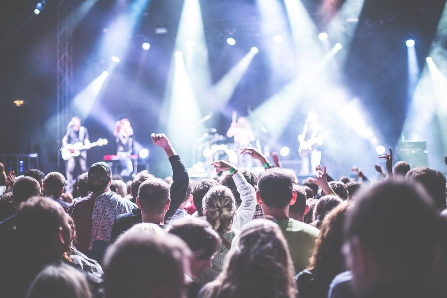 Pubblico davanti al palco durante un festival
