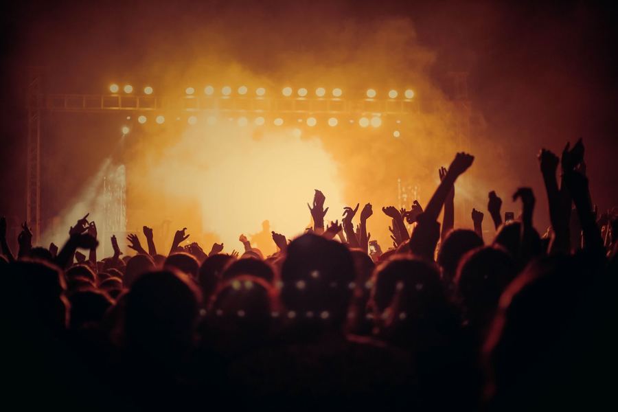 Luci calde sul pubblico durante un concerto
