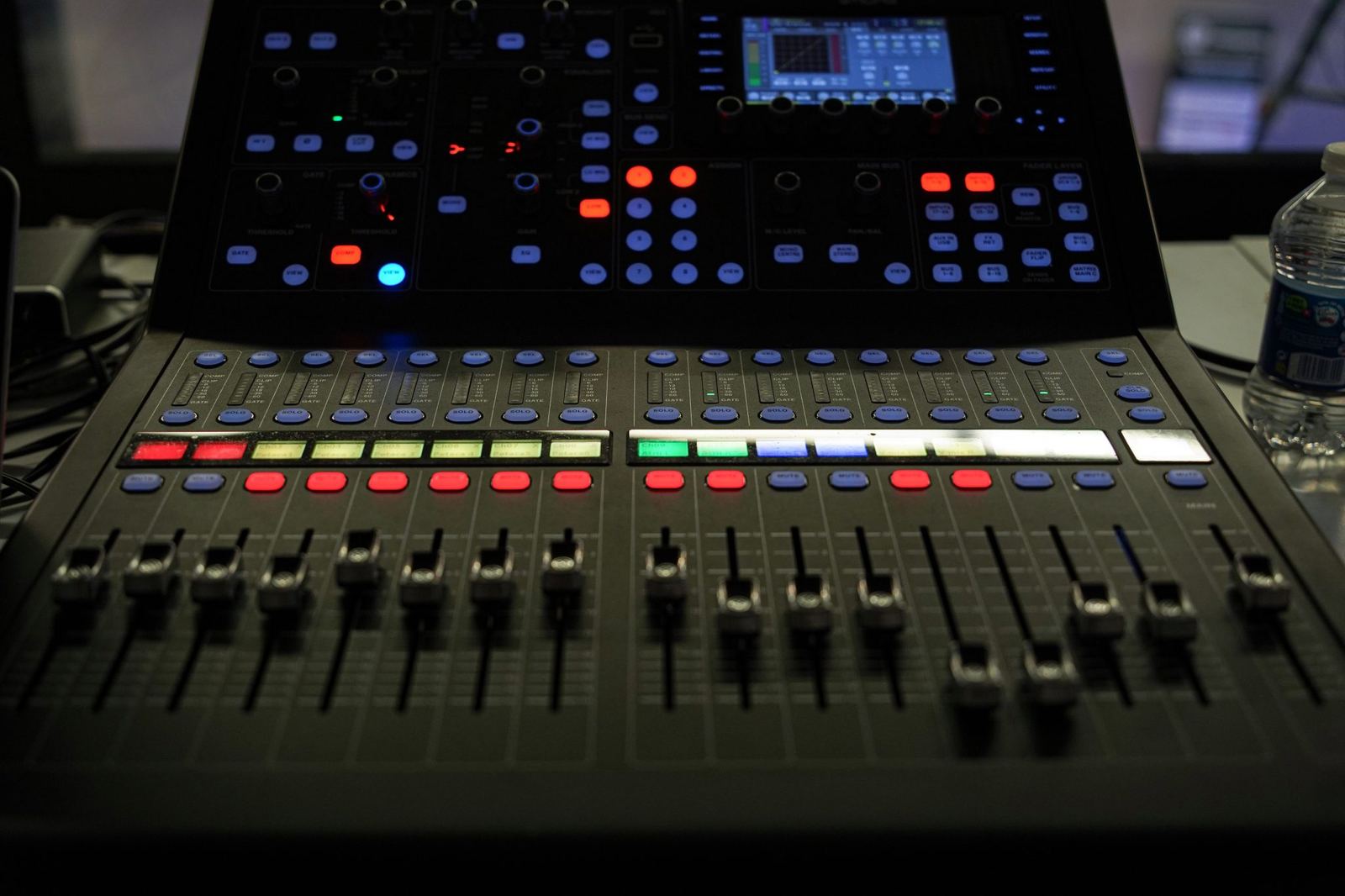 Mixer digitale della regia audio durante un evento